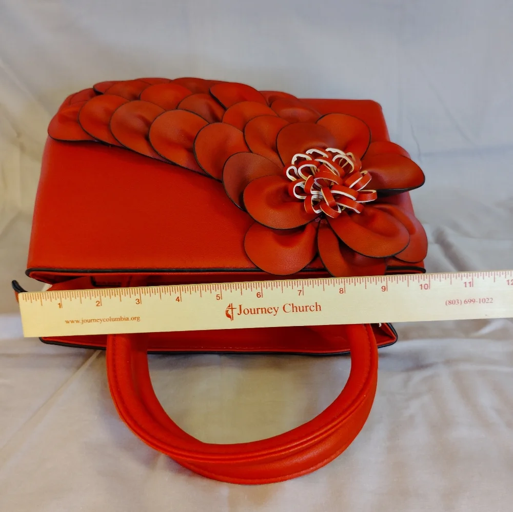 Elegant Red Floral Handbag - Picture 9 of 10